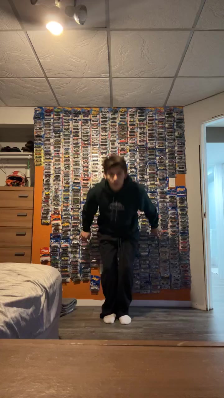 Watch PurpleShift athlete's Vertical Jump: 17 inches